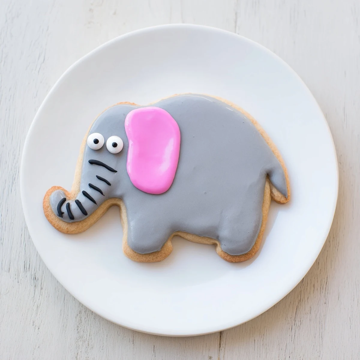 Giant, frosted Biscuits Amical Éléphant Géant, these sugar cookies look adorable with pink ears.