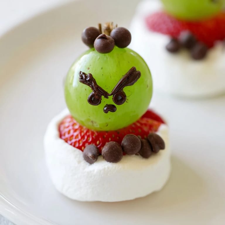 Fun Grinch Snack: Sweet green grapes and marshmallows assembled into adorable faces for snack time.